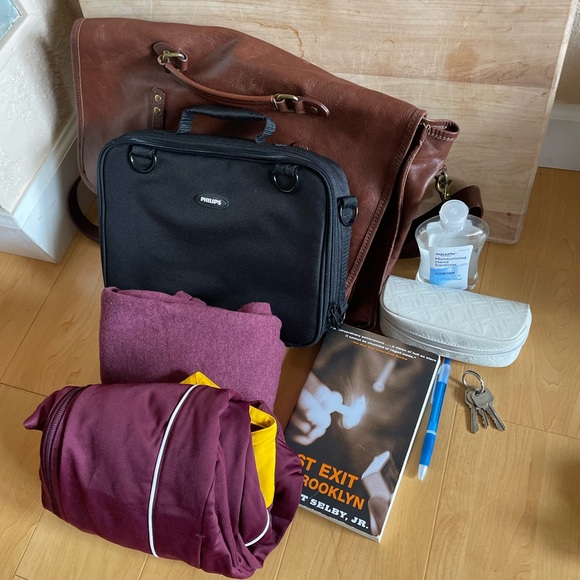 redENVELOPE Bags Vintage Redenvelope High Quality Leather Messenger